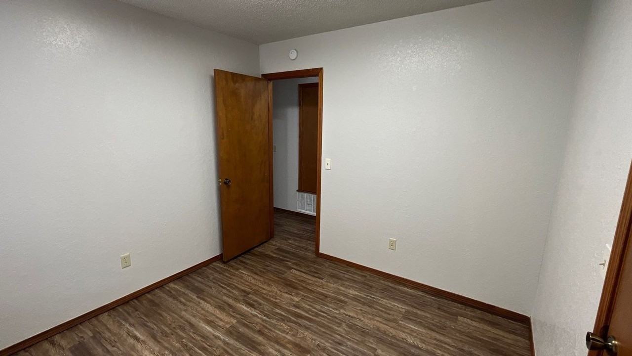 1501 Se 52nd St - Photo 7 of 16