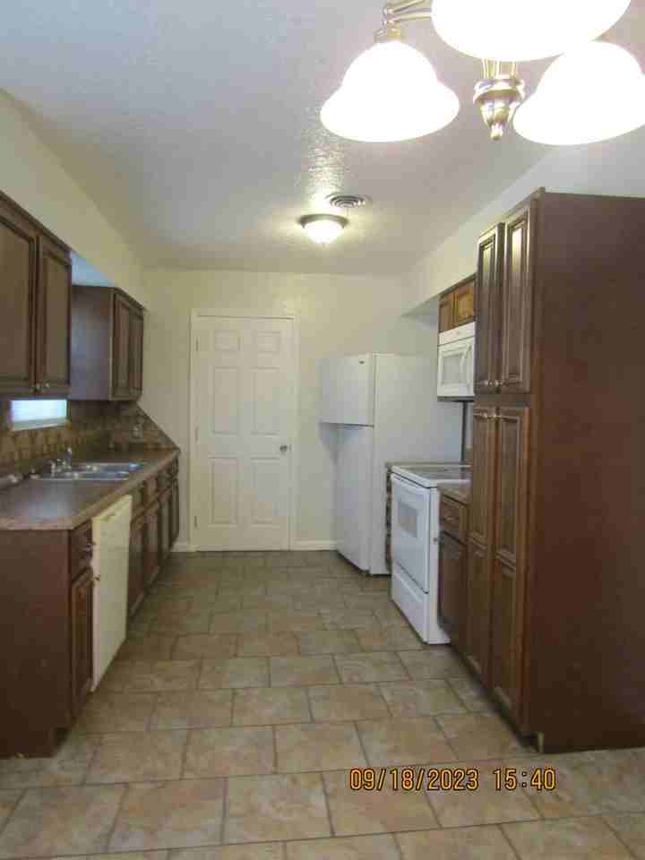 3830 Nw Euclid Ave - Photo 4 of 25