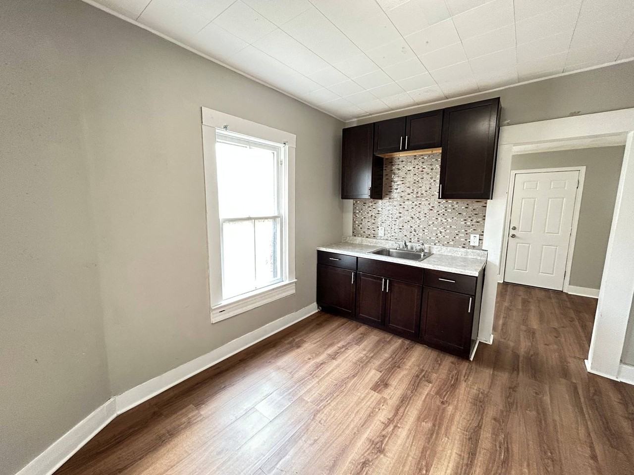 211 Alaska St - Photo 2 of 23