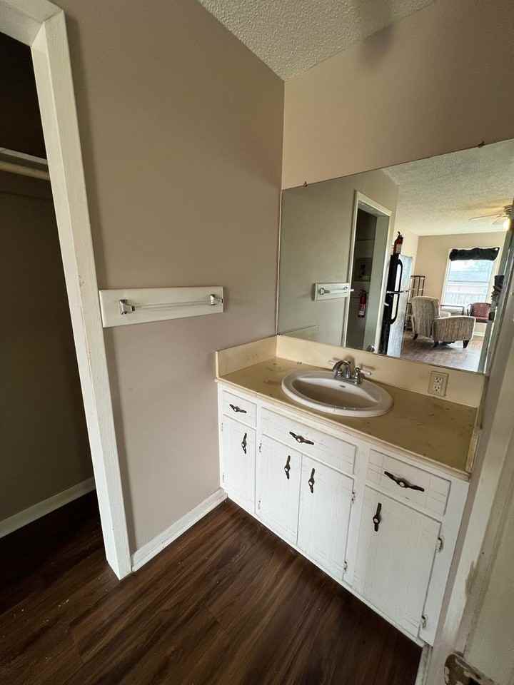 1109 Shasta Dr - Photo 4 of 5