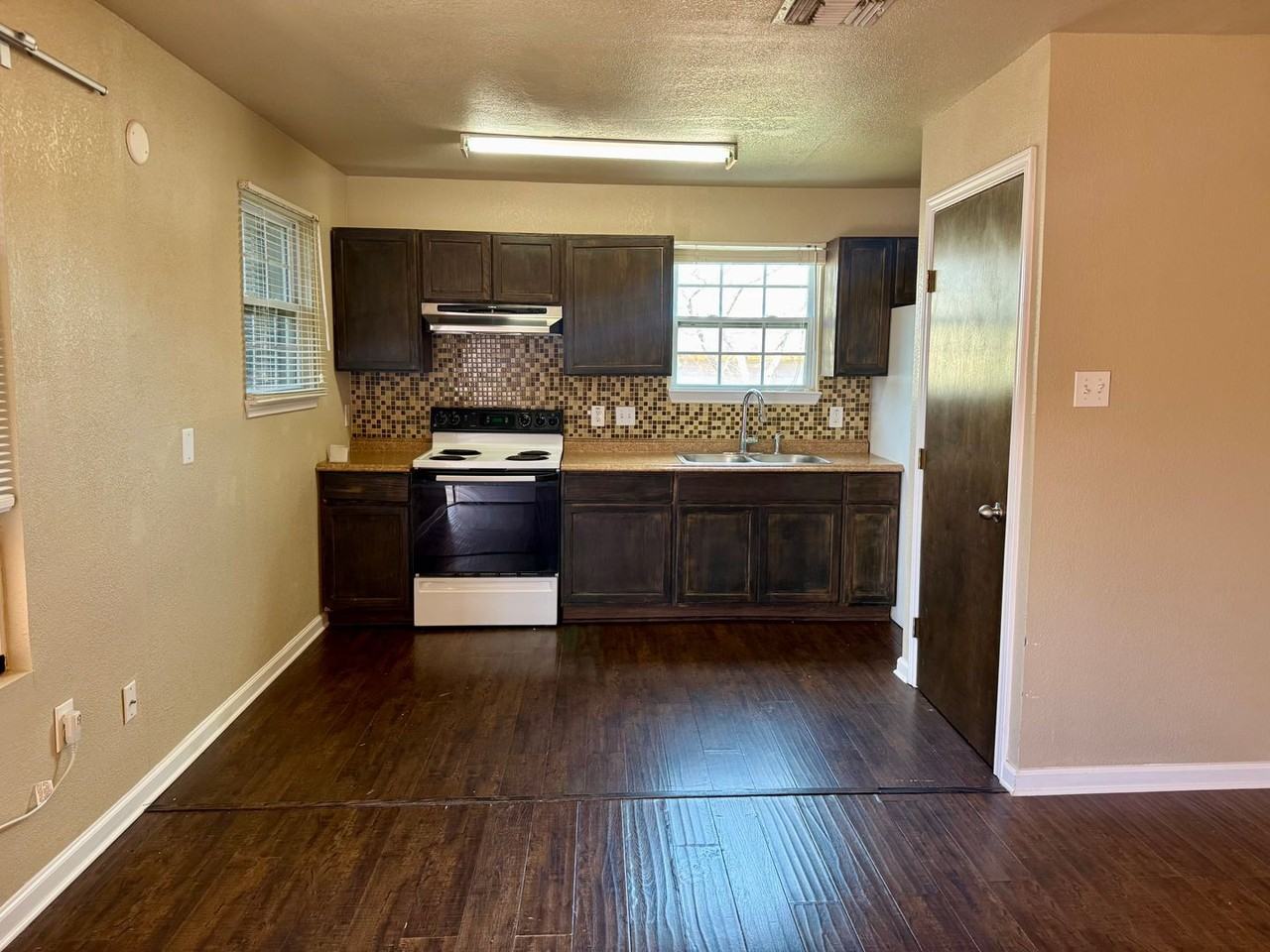401 Dora St - Photo 2 of 5