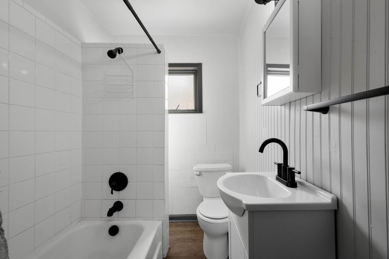 915 Woodward Ave - Photo 2 of 25