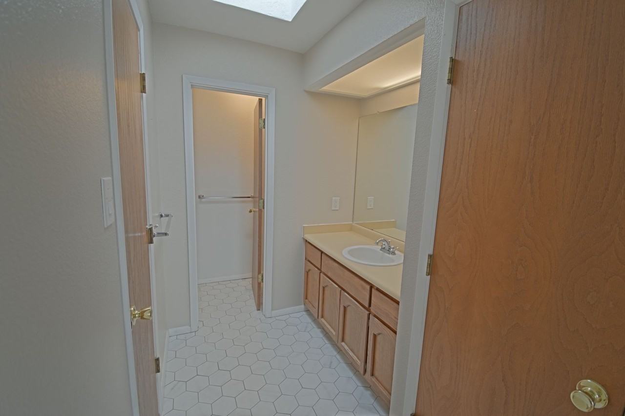 7220 Hollis St Ne - Photo 2 of 8