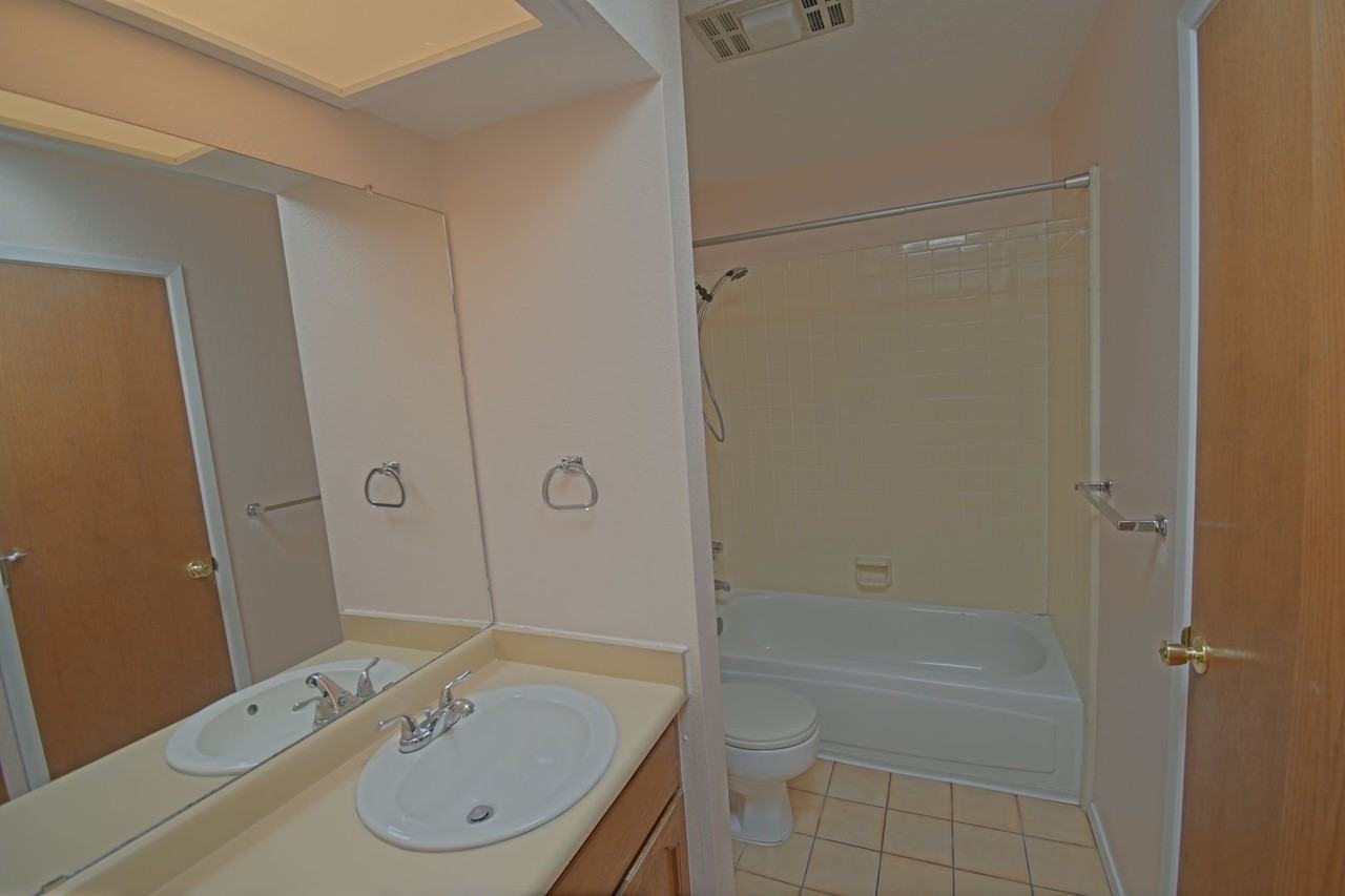 7220 Hollis St Ne - Photo 4 of 8