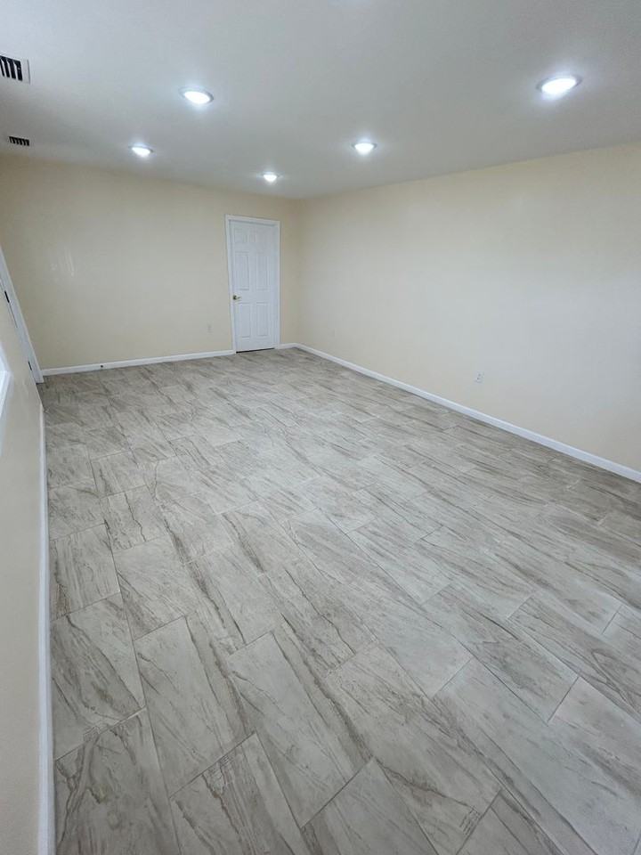 2433 Wakulla Ave - Photo 4 of 26