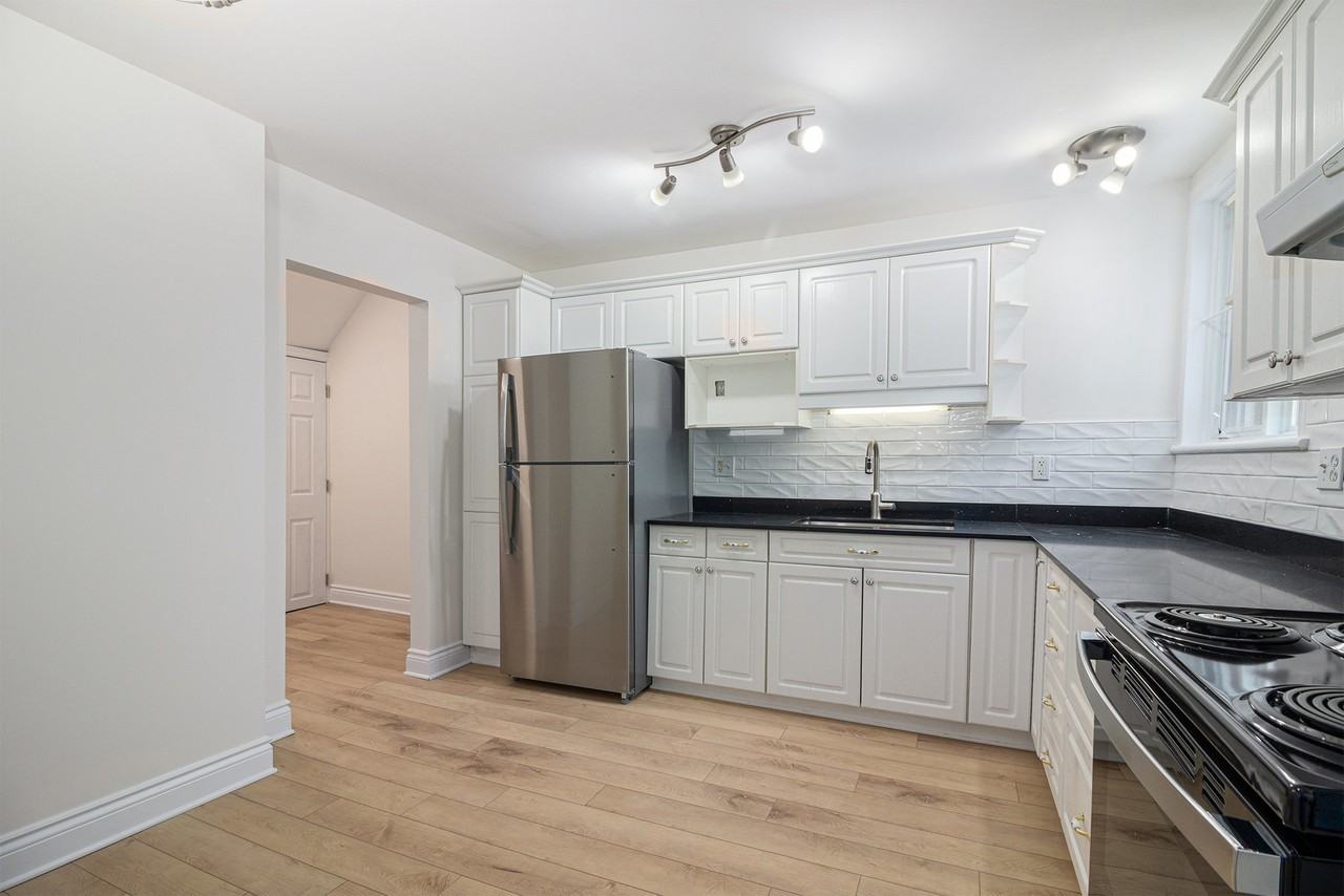 235 Loretta Avenue South - Photo 3 of 12