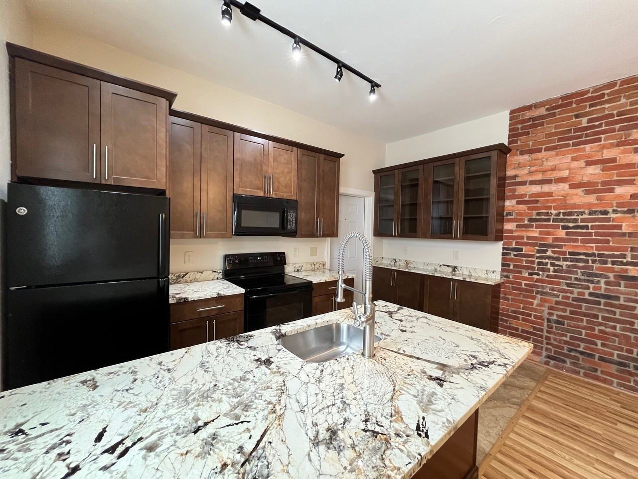 Centre 4930 - Photo 2 of 16