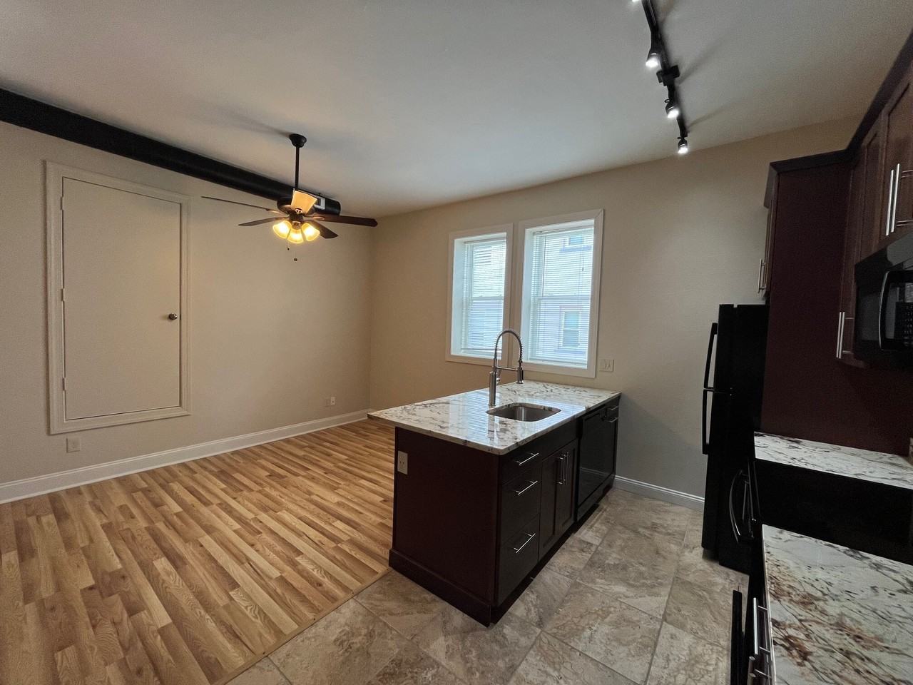 Centre 4930 - Photo 5 of 16