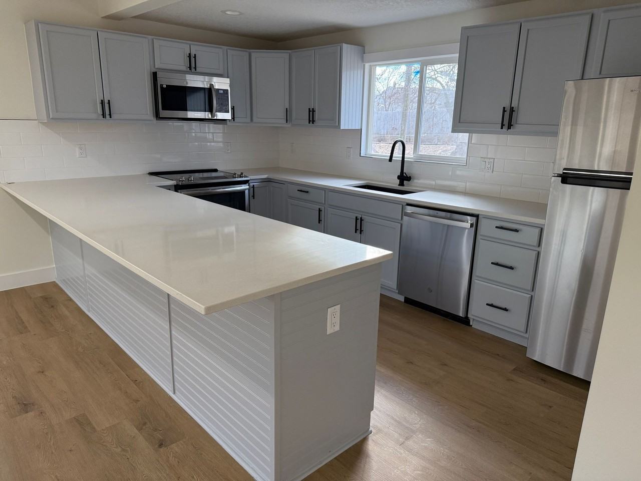 2335 Se 8th St - Photo 3 of 14