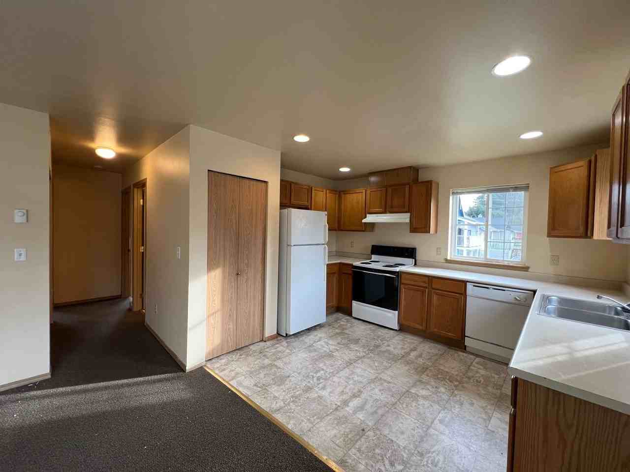 1121 Humboldt St - Photo 5 of 24