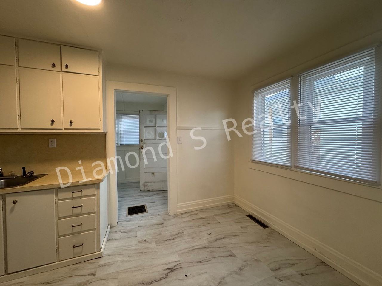 2711 W Olive St - Photo 4 of 9