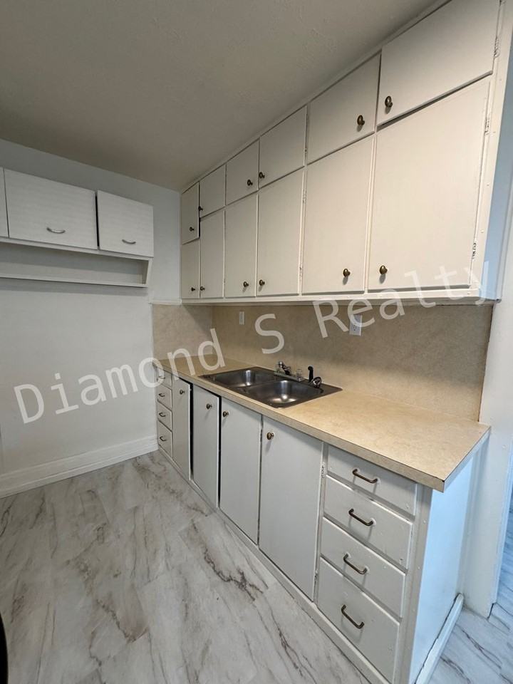 2711 W Olive St - Photo 5 of 9