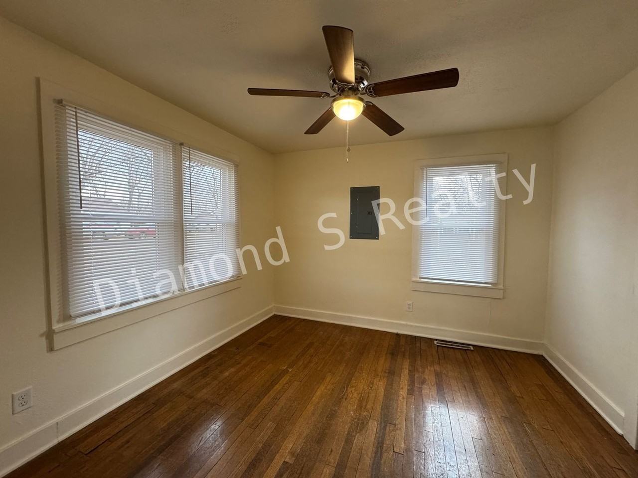 2711 W Olive St - Photo 6 of 9