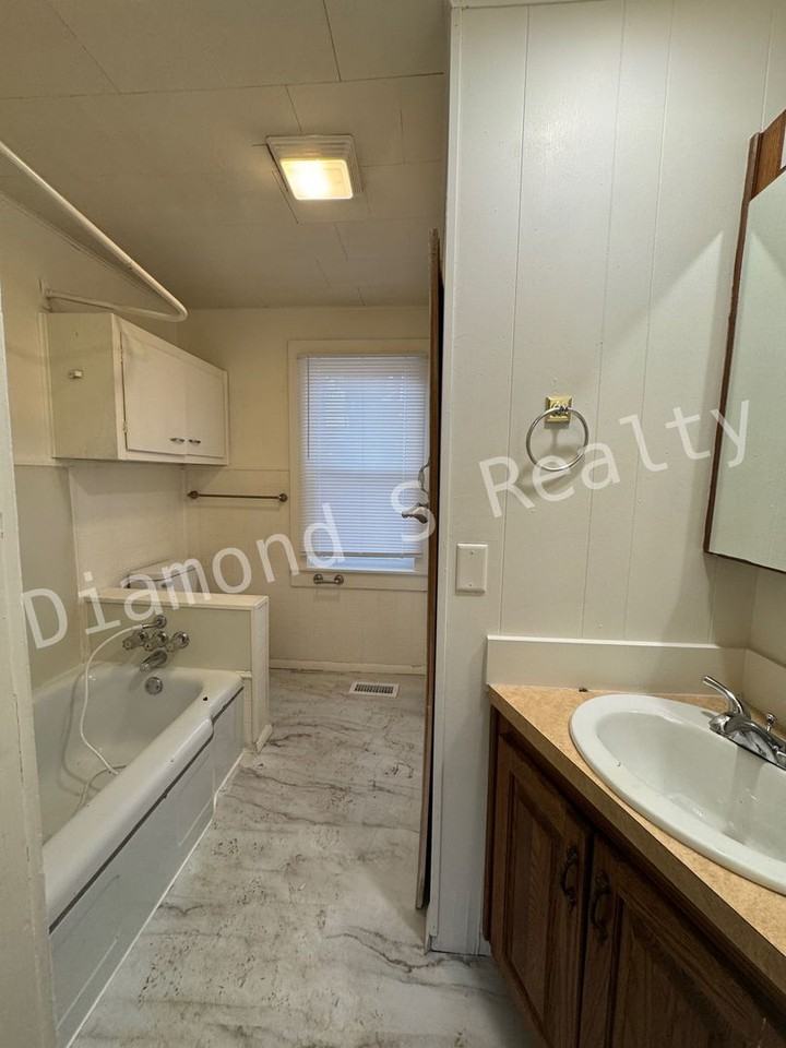 2711 W Olive St - Photo 7 of 9