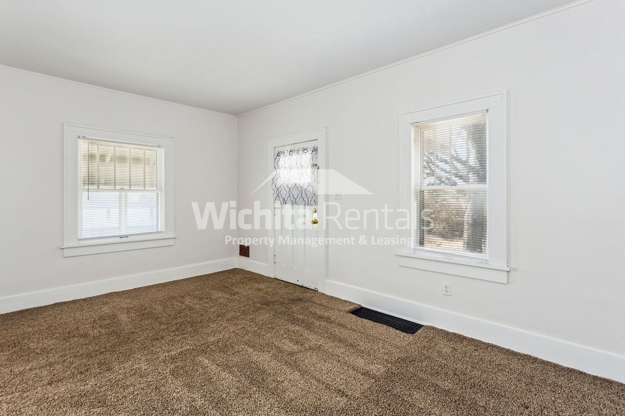 444 S Fountain St - Photo 2 of 10