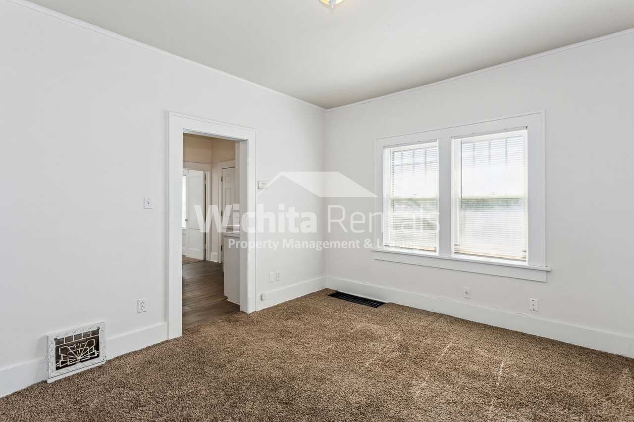 444 S Fountain St - Photo 3 of 10