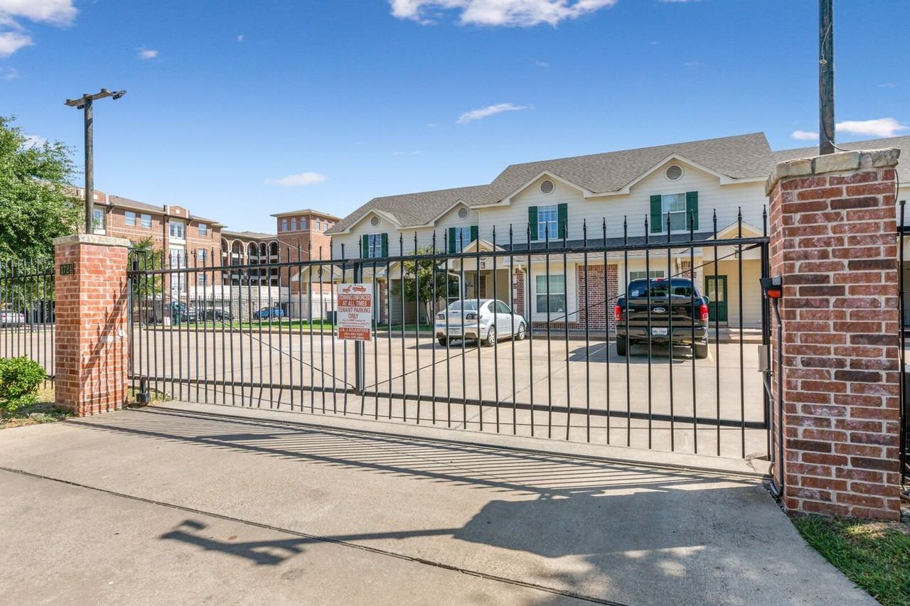 1724 S 15th St - Photo 2 of 27