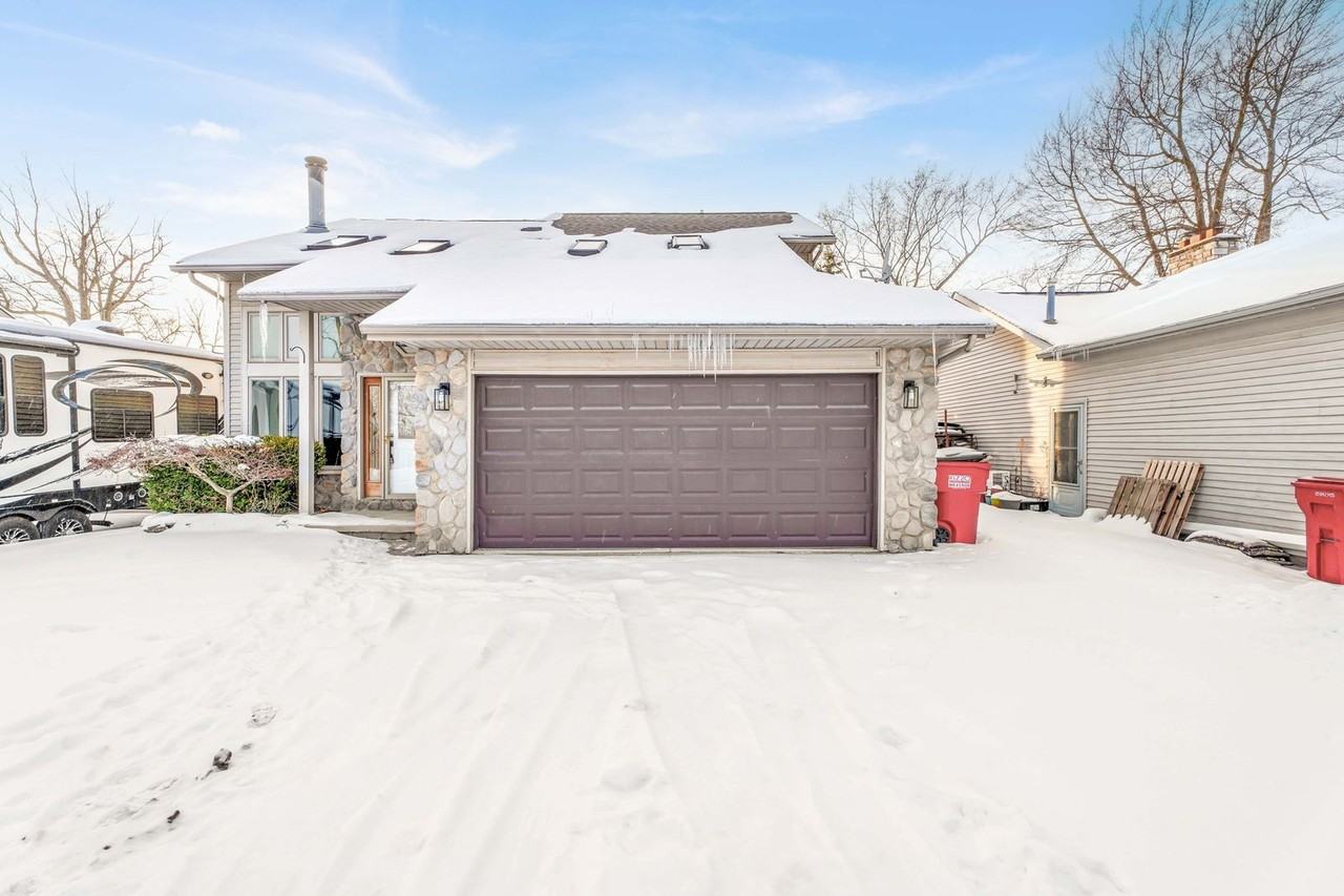 38033 Cherry Ln - Photo 2 of 47