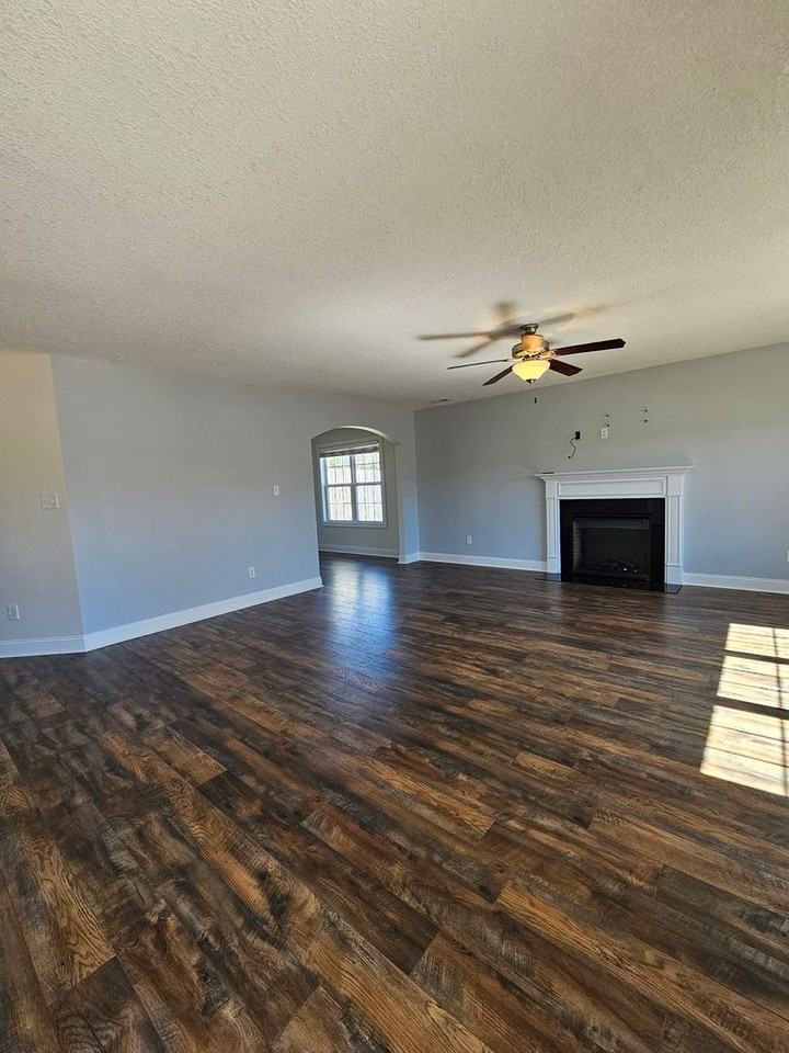 405 Midnight Dr - Photo 4 of 25