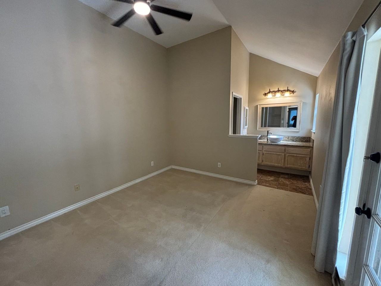 24022 Rockridge Ct - Photo 2 of 19