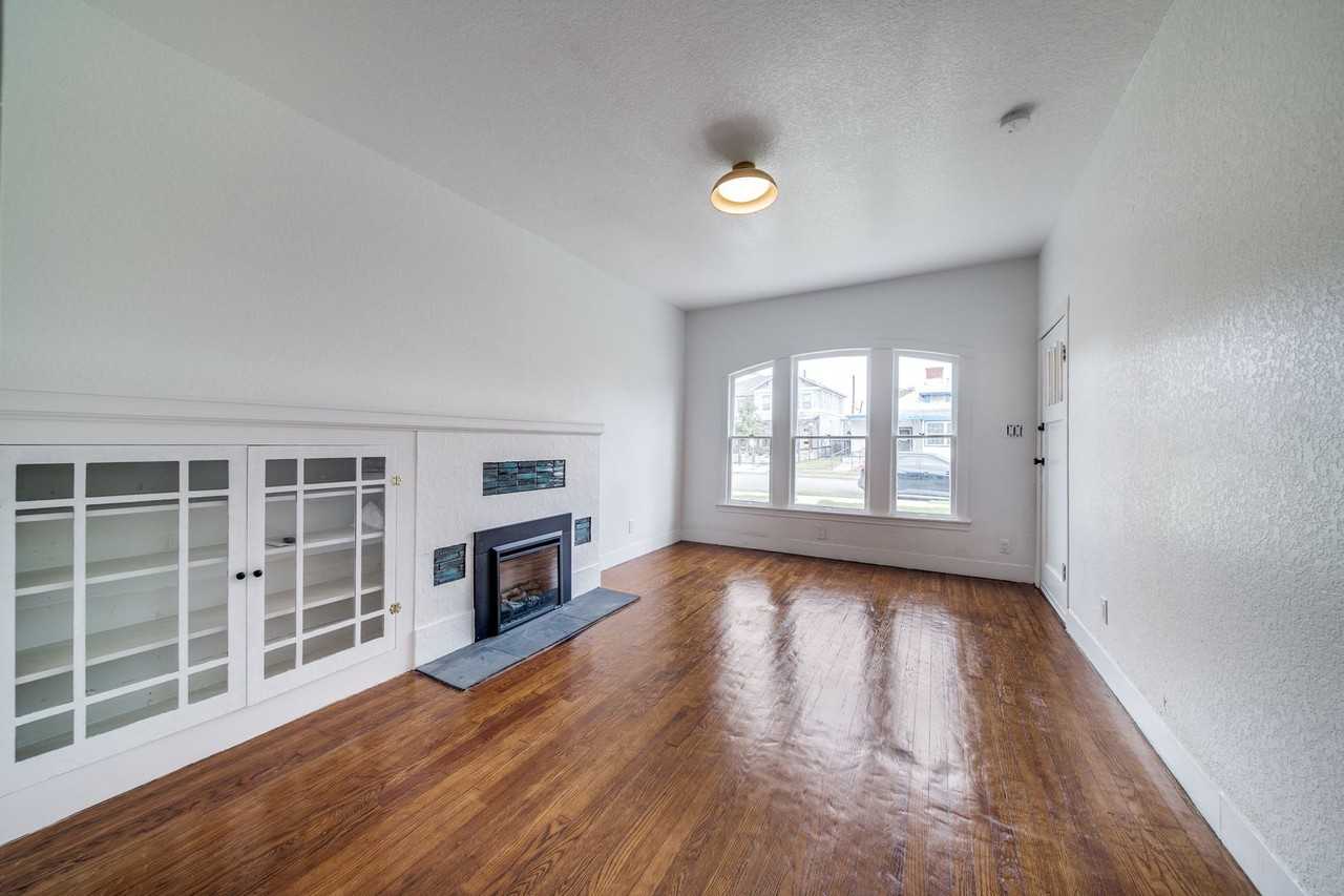 322 E Locust St - Photo 3 of 14