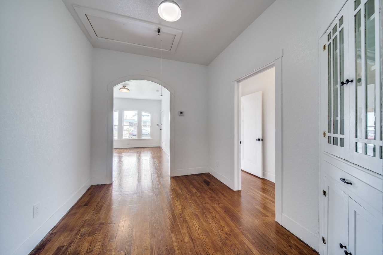 322 E Locust St - Photo 4 of 14