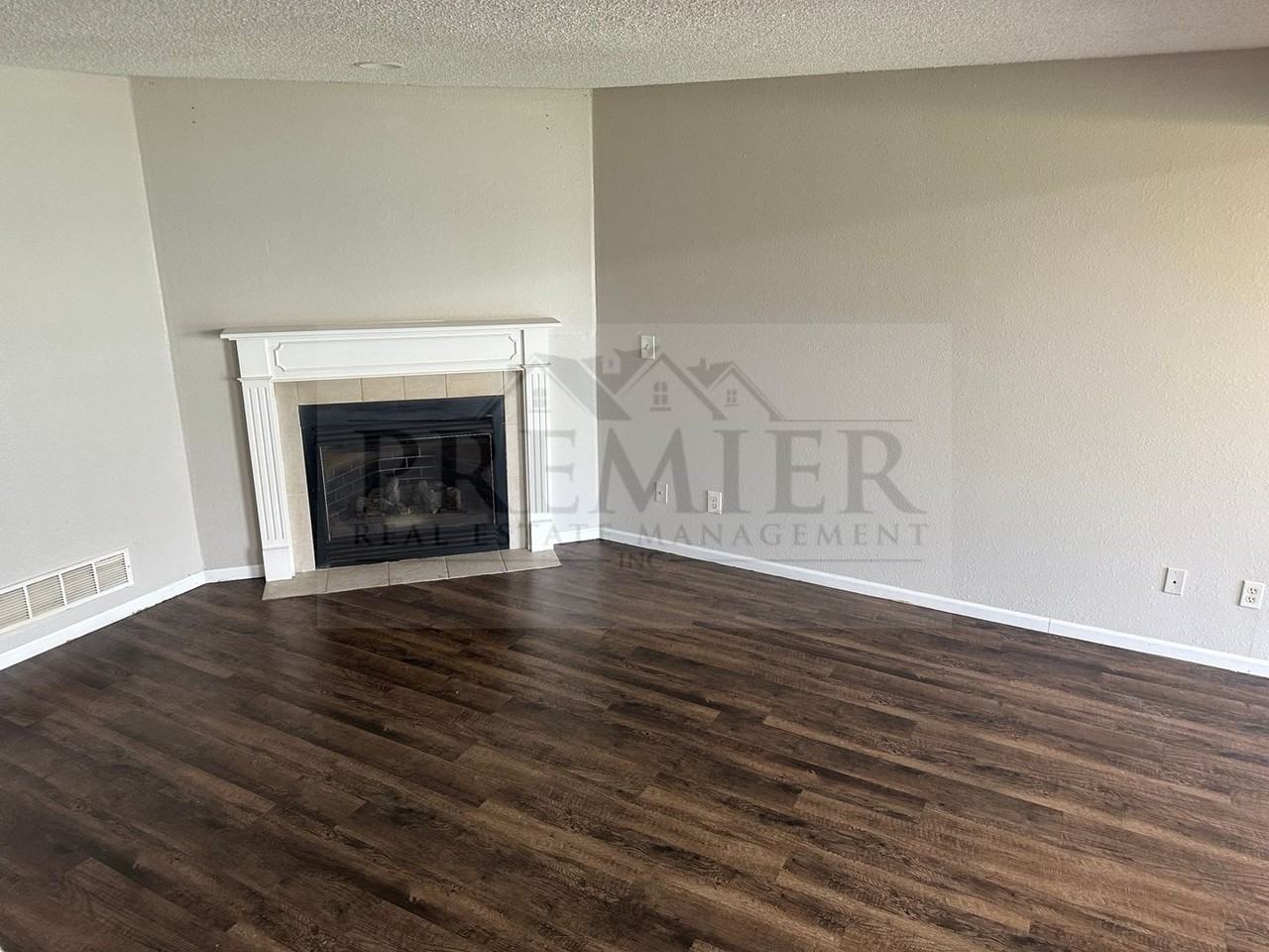 101 Ne Dogwood St #C - Photo 3 of 16