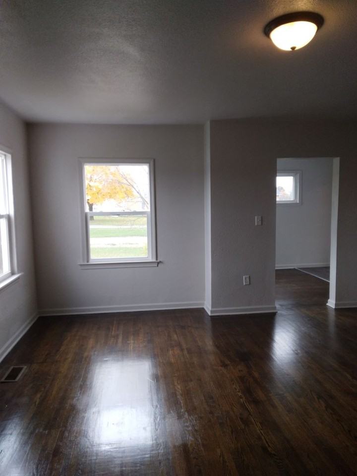 2192 W Vienna Rd - Photo 3 of 12