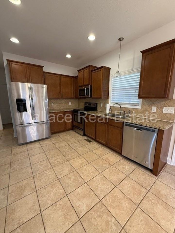 7855 Greenscape Dr - Photo 4 of 18