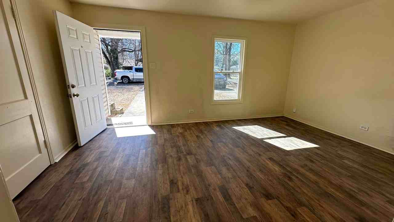 704 Victoria St - Photo 2 of 7