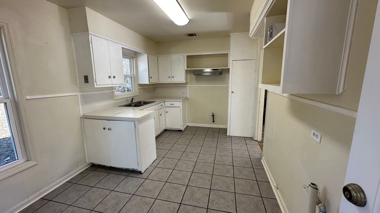 704 Victoria St - Photo 3 of 7