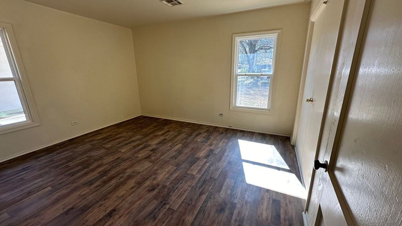 704 Victoria St - Photo 4 of 7
