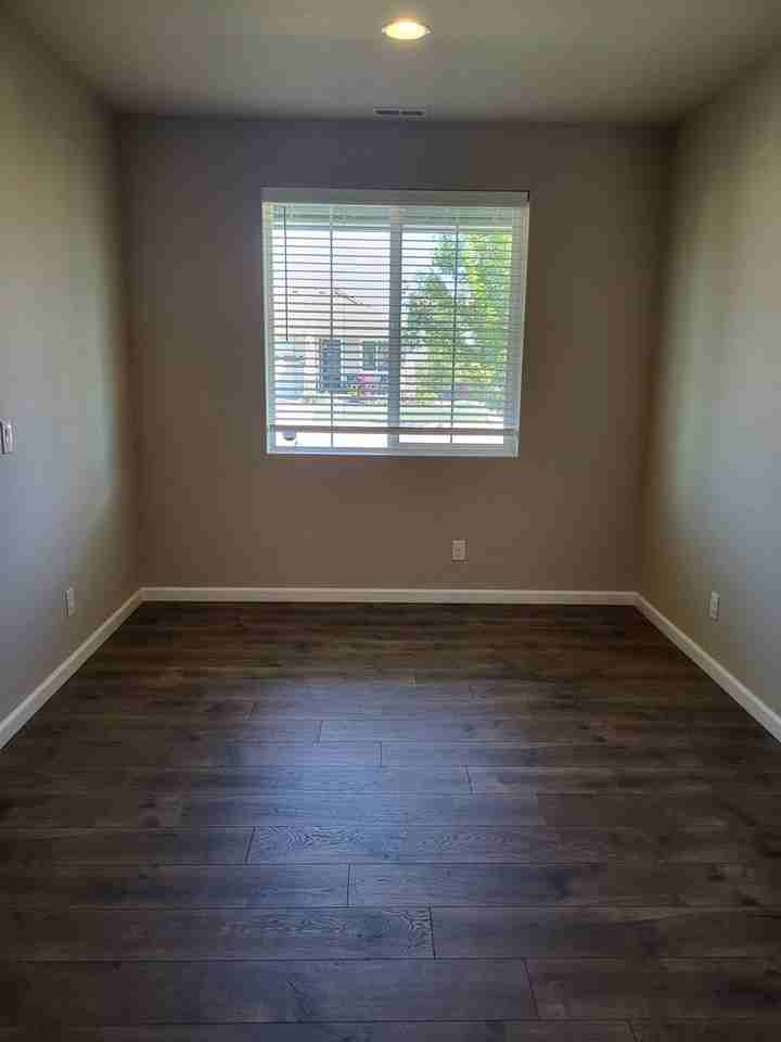 556 Bondgard Ave E - Photo 3 of 27