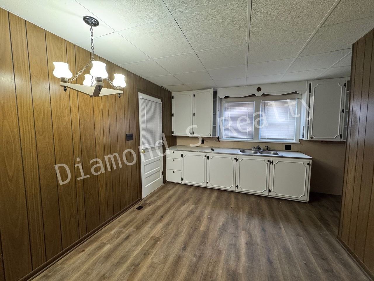 2541 W Lincoln St - Photo 4 of 8