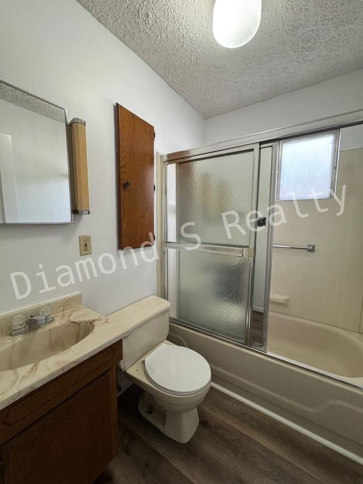 2541 W Lincoln St - Photo 7 of 8