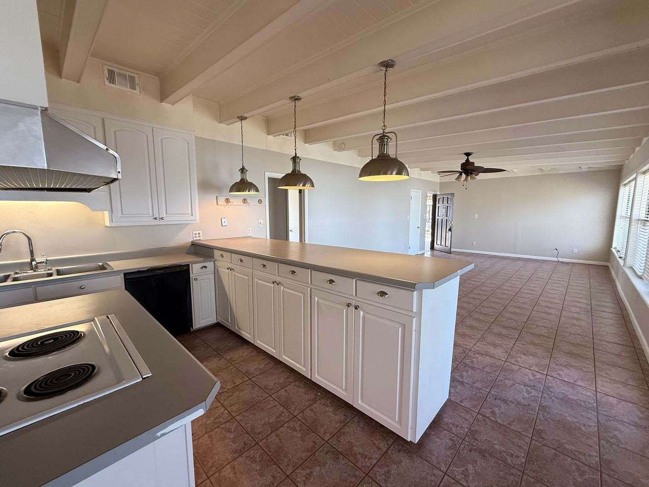 5976 Seville Dr - Photo 4 of 18