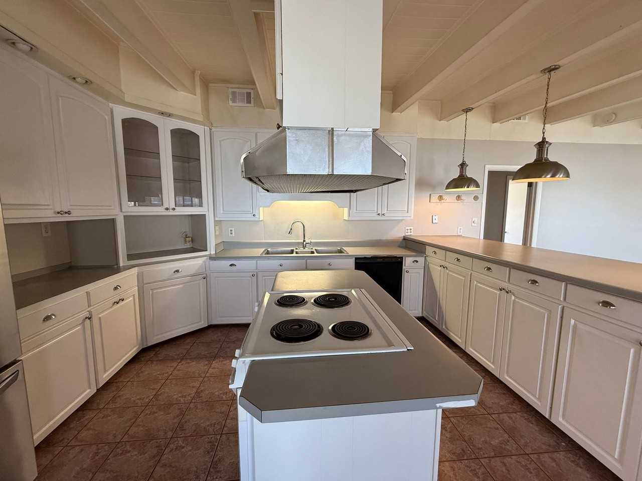 5976 Seville Dr - Photo 5 of 18