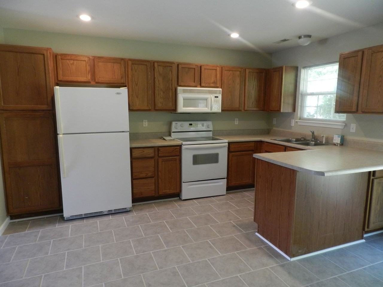 24344 Tanglewood Rd - Photo 4 of 12