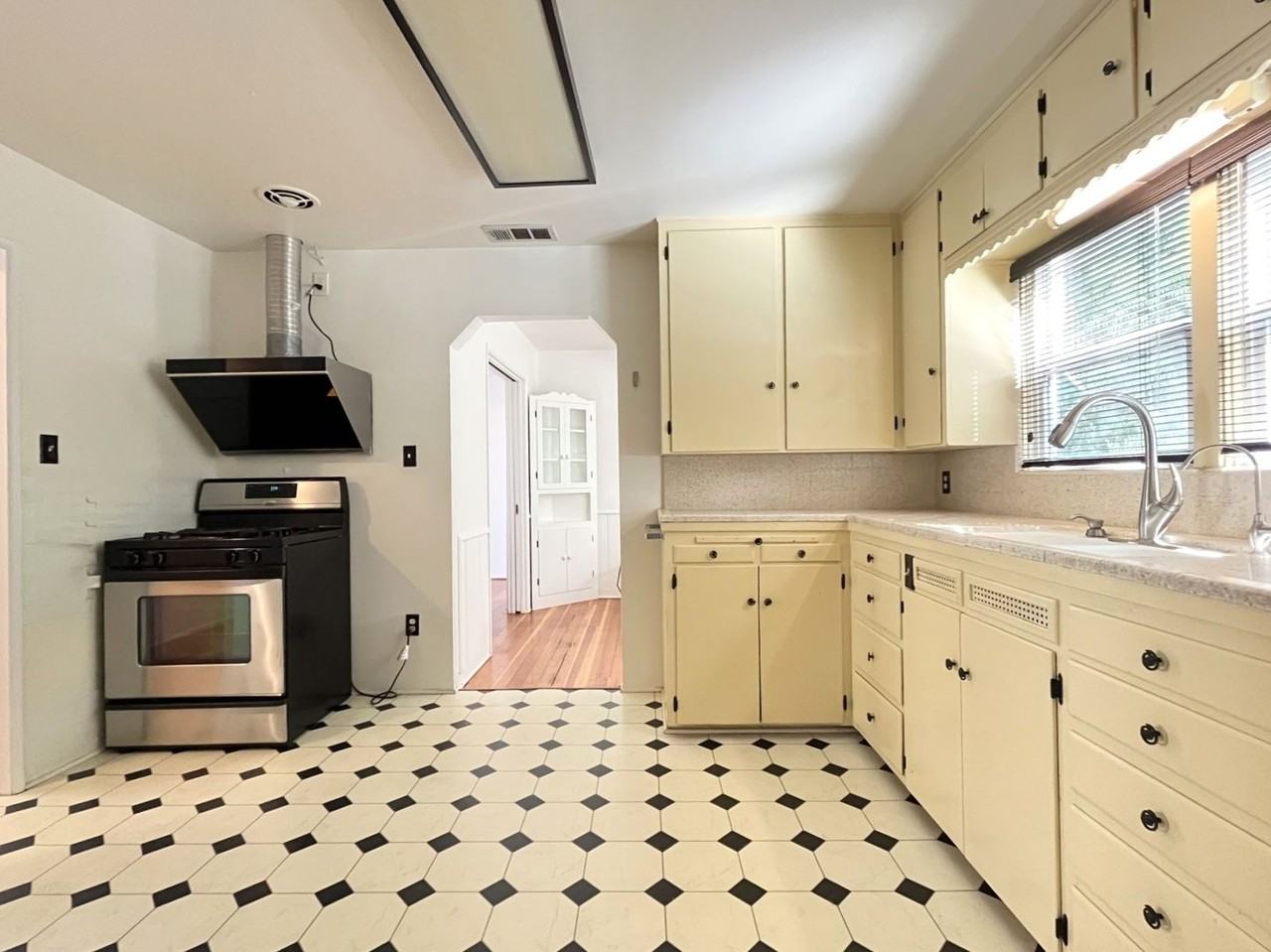 2526 6th St - Photo 2 of 14