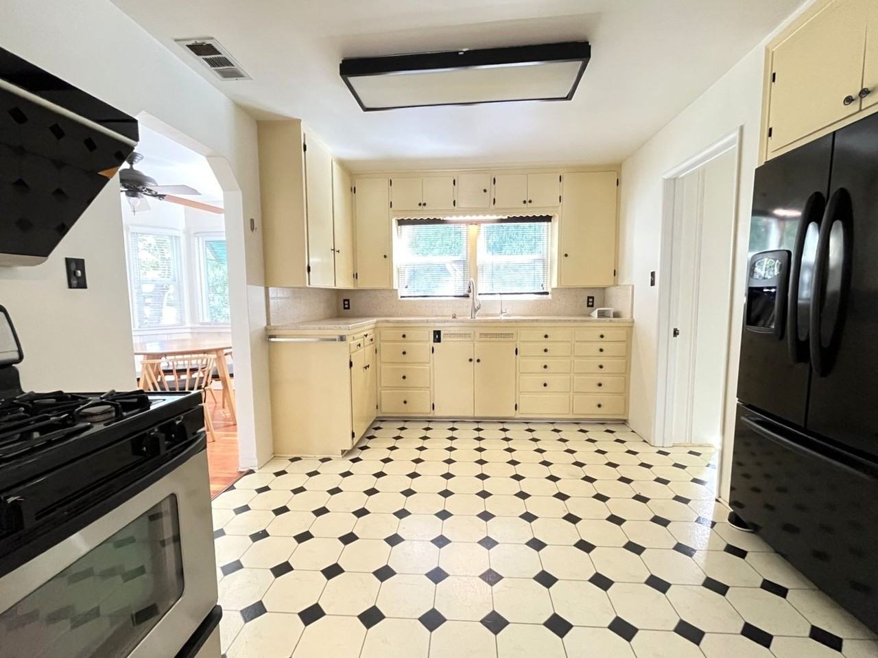 2526 6th St - Photo 3 of 14