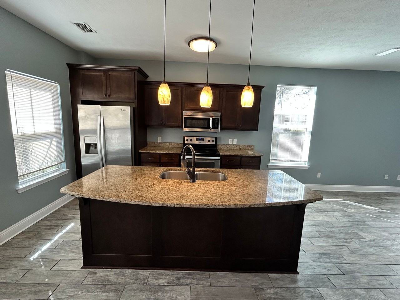 664 Helen Ave - Photo 5 of 34