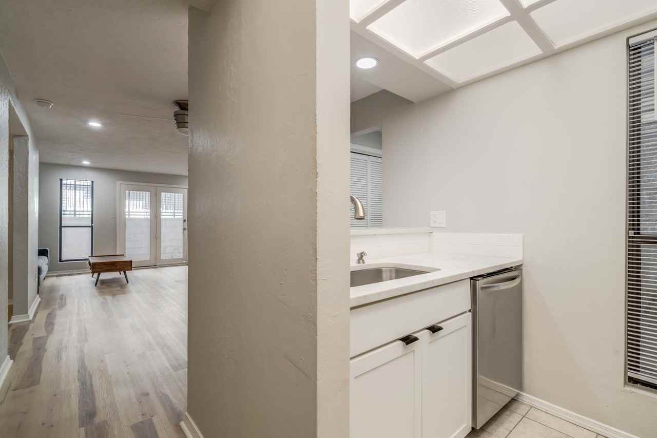 915 Nw 7th St - Photo 3 of 16