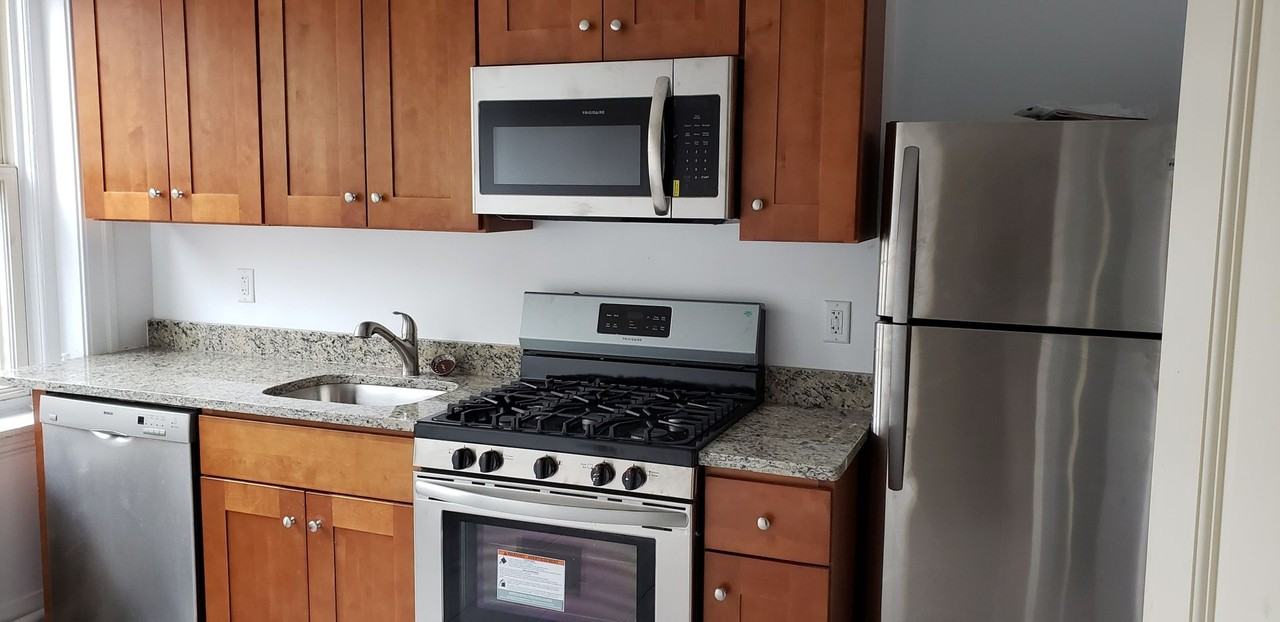 221 Freeman St - Photo 2 of 16