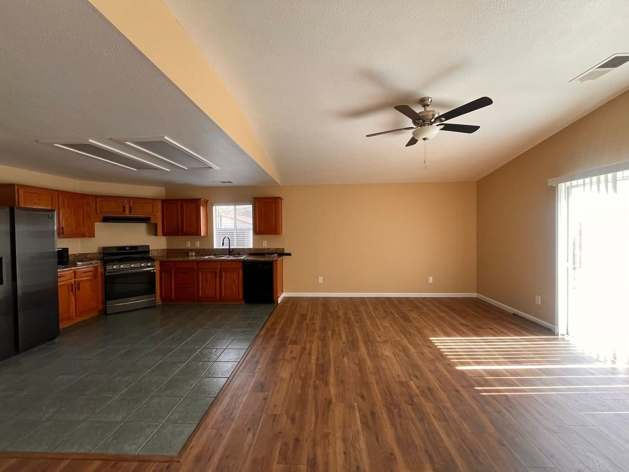 1825 Cochran Ave - Photo 4 of 16