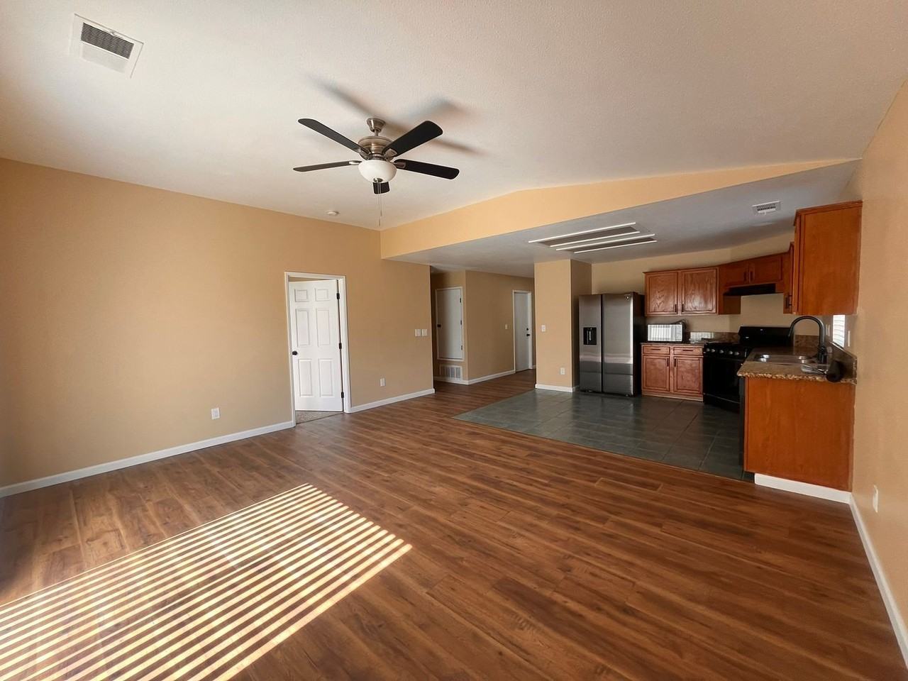 1825 Cochran Ave - Photo 5 of 16