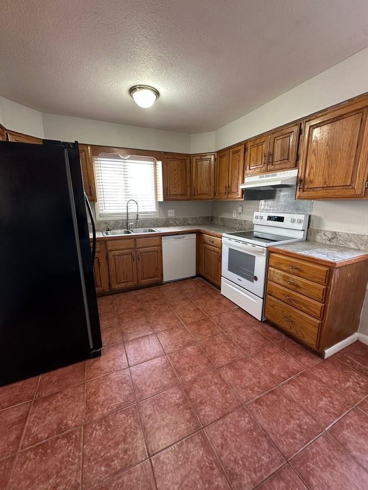 6820 Larsh Dr - Photo 4 of 13