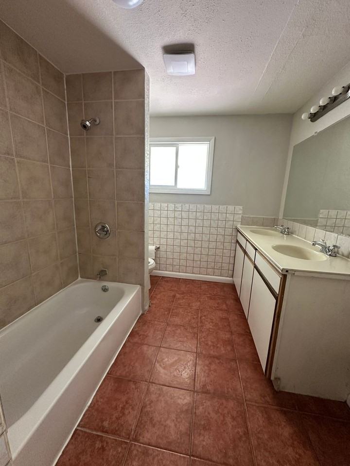 6820 Larsh Dr - Photo 5 of 13