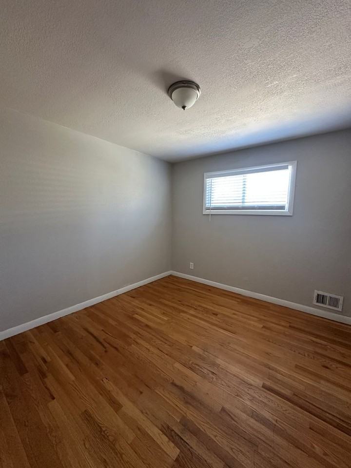 6820 Larsh Dr - Photo 6 of 13