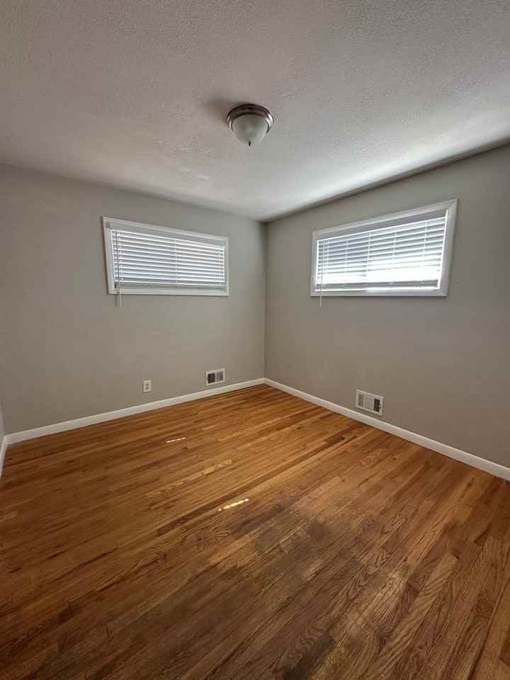 6820 Larsh Dr - Photo 7 of 13