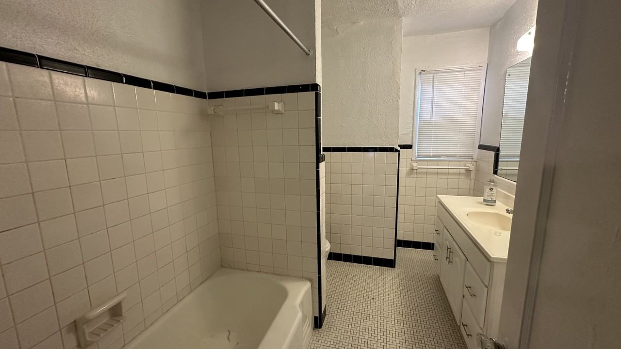 1934 North Blvd #05 - Photo 2 of 13